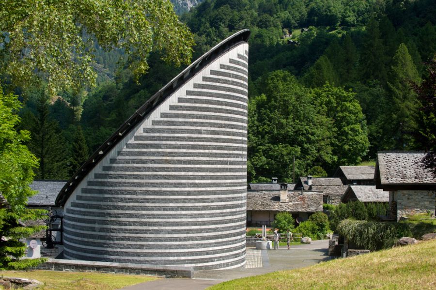 Eine Aussenaufnahme der Kirche San Giovanni Battista, vom Schweizer Architekt Mario Botta (2016).