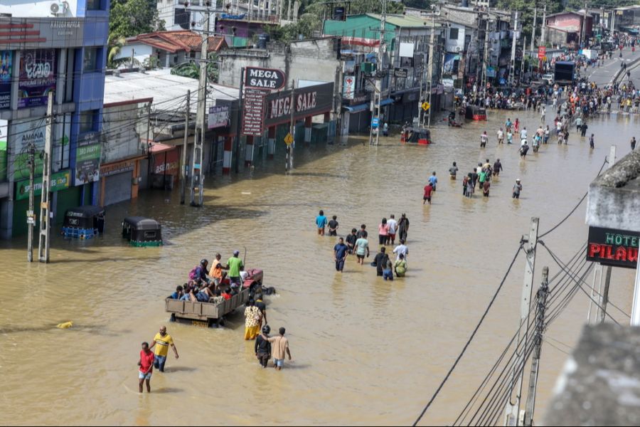 Der Inselstaat meldet über 130 Tote, rund 170 Vermisste und fast 78'000 Vertriebene, nachdem Zyklon Ditwah in zentralen Bergregionen Erdrutsche und für das Land ungewöhnlich heftige Regenfälle ausgelöst hatte.