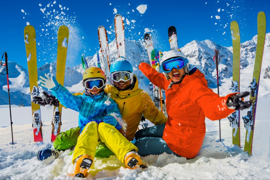 glückliche familie im schnee