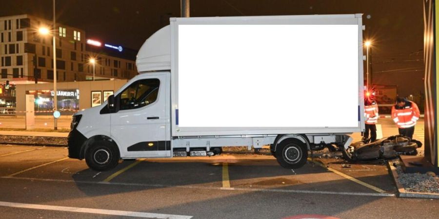 Auf der Flucht vor einer Polizeipatrouille prallte ein 16-jähriger Rollerfahrer in Opfikon mit einem parkierten Lieferwagen zusammen und verletzte sich mittelschwer.