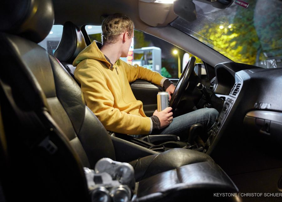 Der TCS erinnert: «Wenn Sie Alkohol konsumieren, lassen Sie das Auto stehen und planen Sie eine sichere Rückkehr.» (Symbolbild)