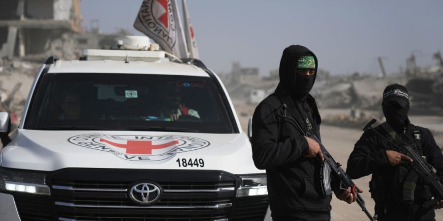 Kämpfer der Hamas begeben sich in Begleitung von Mitgliedern des Internationalen Komitees vom Roten Kreuz (IKRK) in den Stadtteil Zeitoun in Gaza-Stadt, um nach den sterblichen Überre...