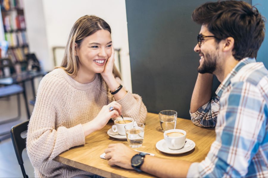 Mann und Frau beim Kaffeetrinken
