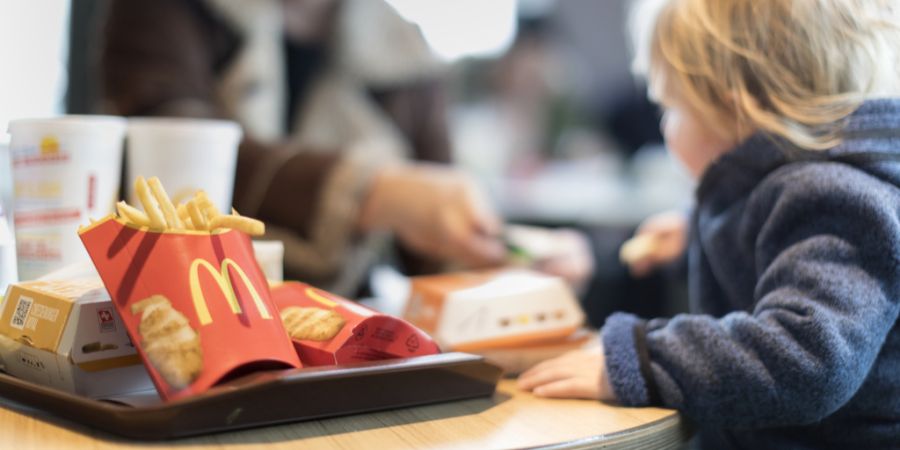 Kind in einem McDonald's