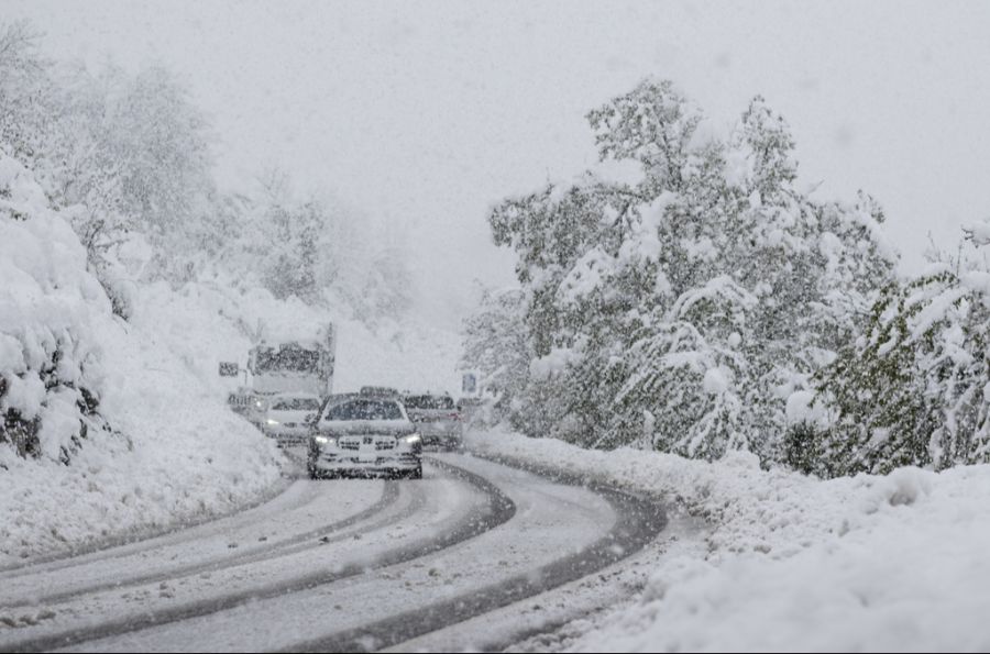 Die Schneefallgrenze sinkt deutlich ab. (Symbolbild)