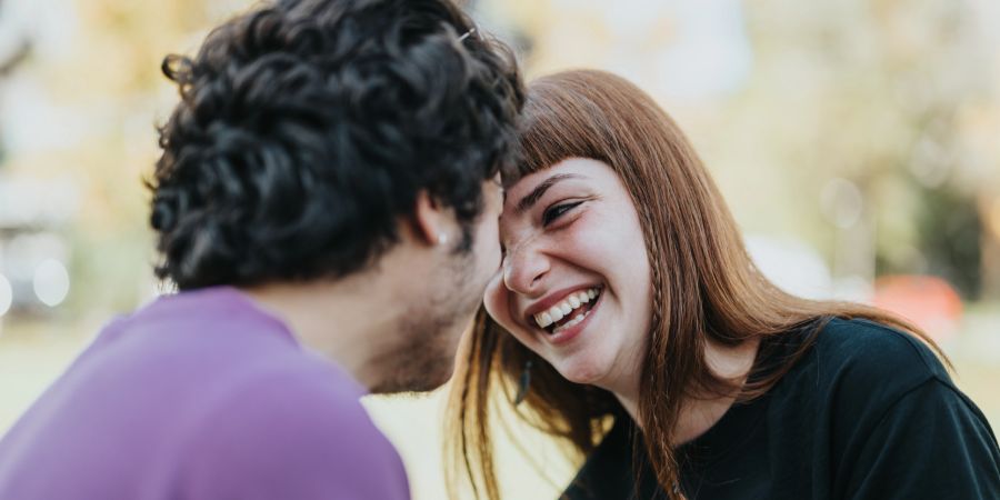 Mann und Frau, lachend, glücklich