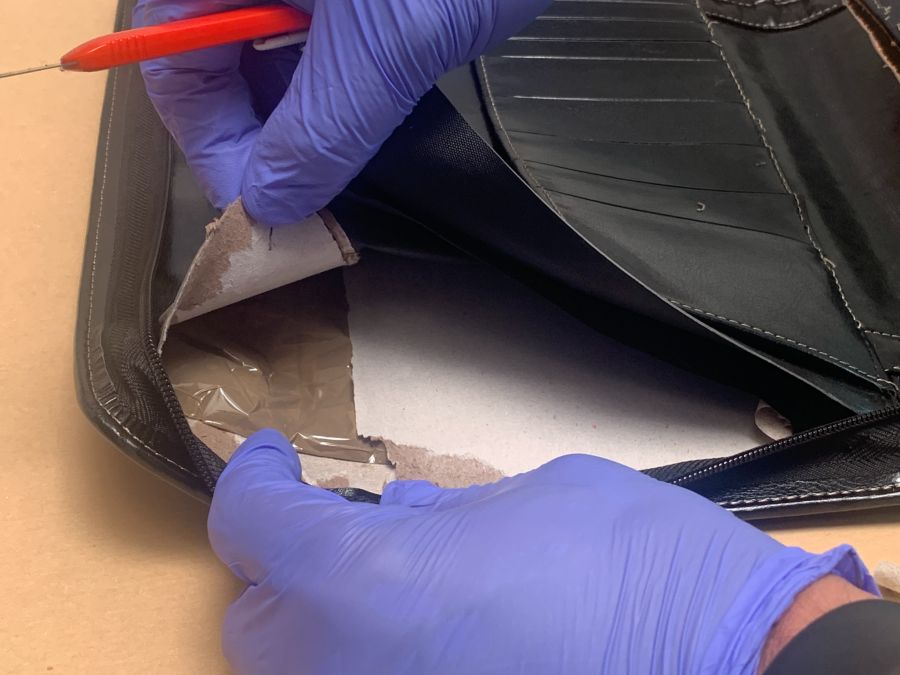 Etwas innovativer zeigte sich ein Reisender in einem Linienbus im Juni 2023. Er hatte einen Rucksack mit eingenähter Kokainplatte sowie zwei Schreibmappen dabei, die ebenfalls Koks enthielten.