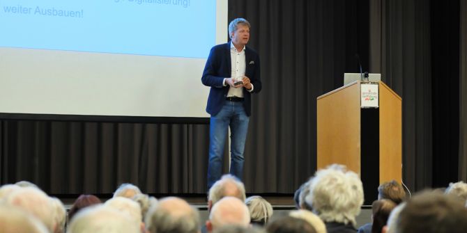 Vortrag Podium Mann GLP