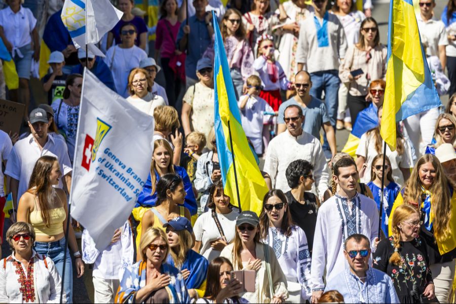 Ukrainer in der Schweiz singen die Nationalhymne an ihrem Nationalfeiertag.