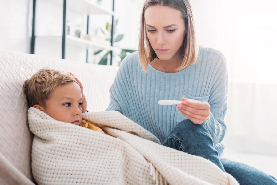 Mutter und Sohn, Fiebermessung