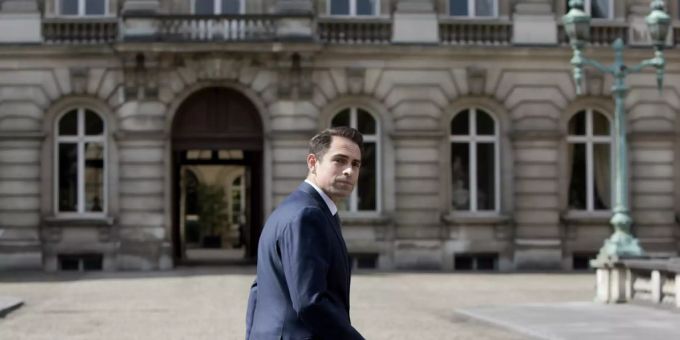 Vlaams-Belang-Chef Tom Van Grieken vor dem Königspalast. Vlaams Belang