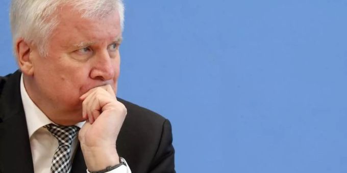 «Insgesamt komme ich auf 50 Jahre in der Politik. Das reicht dann mit Auslaufen dieser Legislaturperiode wirklich», sagt Horst Seehofer. Foto: Wolfgang Kumm «Insgesamt komme ich auf 50 Jahre in der Politik. Das reicht dann mit Auslaufen dieser Legislaturperiode wirklich», sagt Horst Seehofer. Foto: Wolfgang Kumm