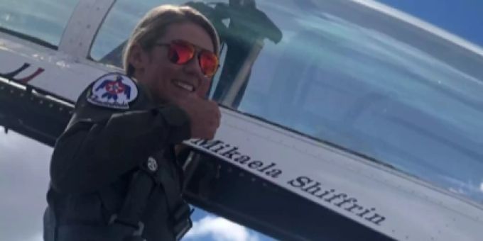 Überfliegerin - Ski-Queen Mikaela Shiffrin im Air-Force-Kampfjet