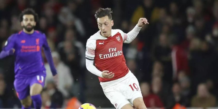 An diesem Wochenende könnte Mesut Özil (r) wieder auf dem Fussballplatz stehen. Foto: Tim Ireland/AP