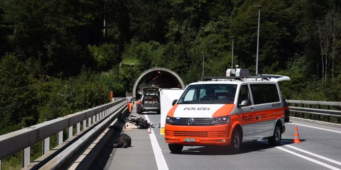 Soziusfahrerin eines Motorradfahrers erlitt tödliche Verletzungen.