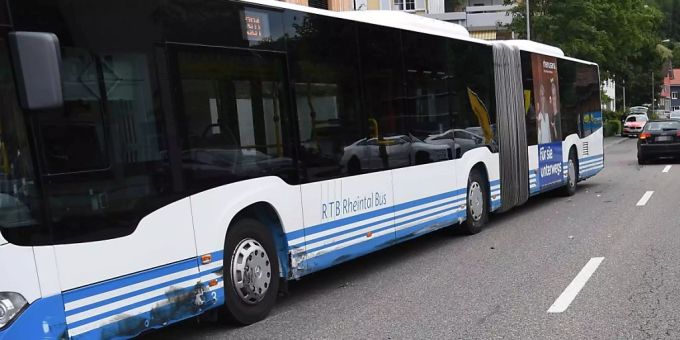 Der Linienbus der RTB Rheintal Bus wurde in Balgach SG von einem Auto gerammt, dessen Lenker am Steuer eingeschlafen war. Der Linienbus der RTB Rheintal Bus wurde in Balgach SG von einem Auto gerammt, dessen Lenker am Steuer eingeschlafen war.