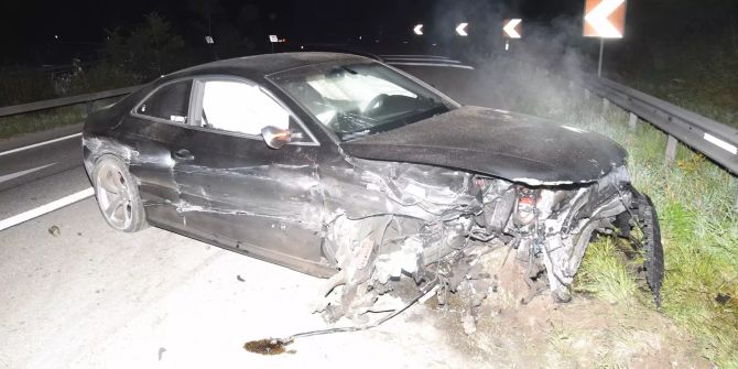 Fahrzeuglenker verliess Unfallstelle in unbekannte Richtung.