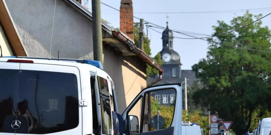 Beamte der Bundespolizei durchsuchen ein Objekt in Arnstadt. Foto: Martin Schutt