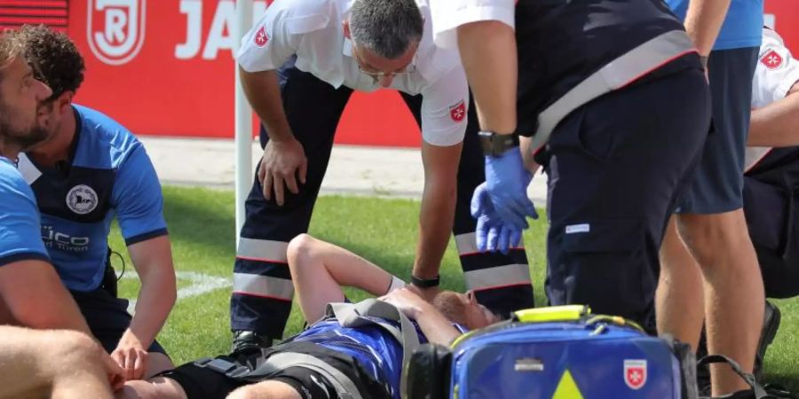 Brian Behrendt (M) zog sich einen Kreuzbandriss sowie eine Aussenmeniskusverletzung im Knie zu. Foto: Daniel Karmann