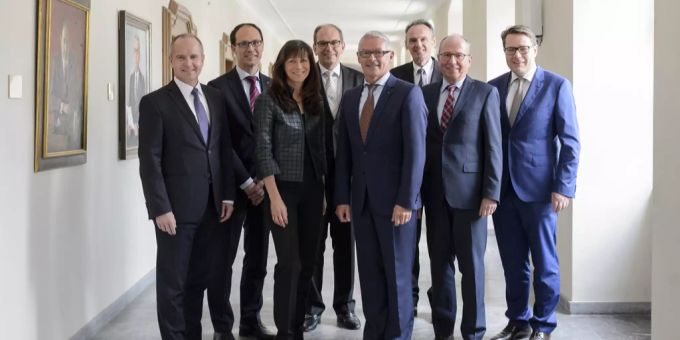 Die St. Galler Regierung mit Stefan Kölliker (SVP), Marc Machler (FDP), Heidi Hanselmann (SP), Bruno Damann (CVP), Martin Klöti (FDP), Staatssekretaer Canisius Braun, Fredy Faessler (SP) und Benedikt Würth (CVP), von links, posiert anlässlich der Konstituierung der St. Galler Regierung, am Dienstag, 3. Mai 2016, in St. Gallen. Canisius Braun