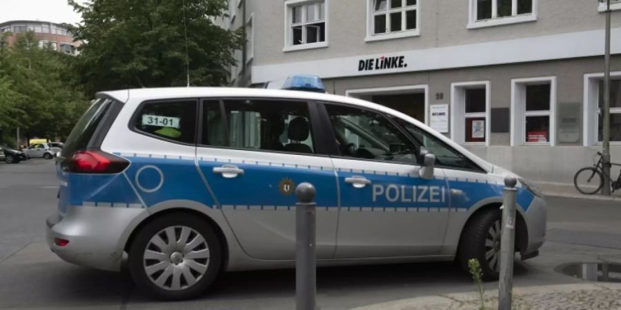 Polizeiwagen vor der Linken-Zentrale