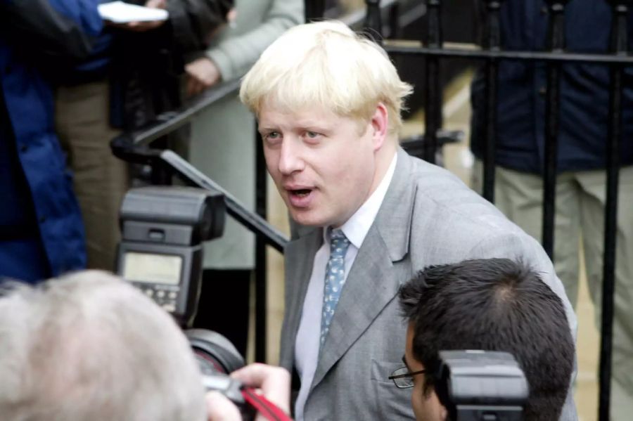 Boris Johnson 2004 bei der Ankunft in Liverpool, wo er sich bei der Liverpooler Bevölkerung für beleidigende Äusserungen entschuldigt.