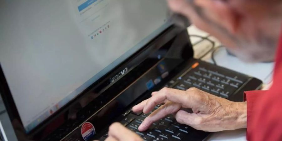 Ein Mitglied des Senioren Computer Club SCC surft im Netz. Viele Ältere fühlen sich nicht sehr sicher im Umgang mit dem Internet. Foto: Tim Brakemeier