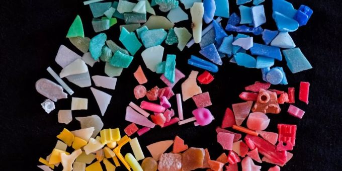Nach Farbe sortiertes, altes Plastik. Google will ökologischer werden. Google Plastik Alt