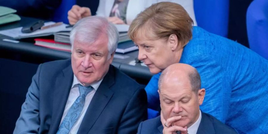 Bundeskanzlerin Angela Merkel am Mittwoch während der Generaldebatte im Gespräch mit Horst Seehofer. Neben ihnen Finanzminister Olaf Scholz. Foto: Kay Nietfeld