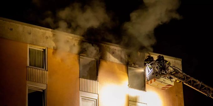 Feuerwehrleute sind bei einem Brand in einem Pflegeheim im Einsatz. bei Feuer in Pflegeheim