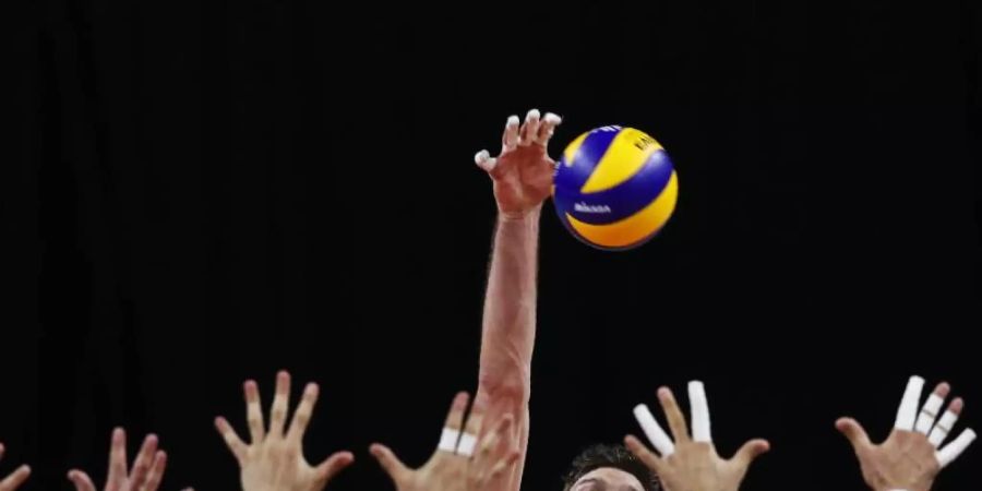 Der serbische Block wehrt einen Ball des Deutschen Christian Fromm (M) ab. Foto: Francisco SEco/AP