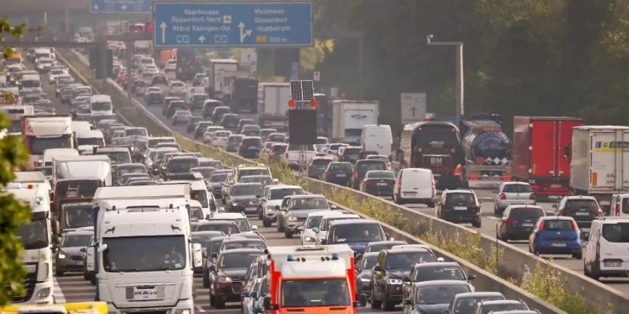 Fahrzeuge stauen sich auf der Autobahn 3 in Nordrhein-Westfalen. Foto: David Young