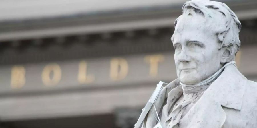 Alexander von Humboldt vor dem Eingang der Humboldt-Universität in Berlin. Foto: Maurizio Gambarini