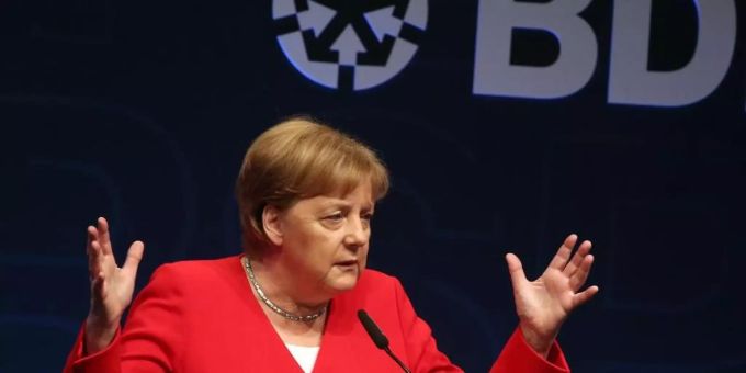 Wegen ihrer Wirtschaftspolitik unter Beschuss: Bundeskanzlerin Angela Merkel (CDU) beim Tag der Deutschen Industrie. Foto: Wolfgang Kumm Wegen ihrer Wirtschaftspolitik unter Beschuss: Bundeskanzlerin Angela Merkel (CDU) beim Tag der Deutschen Industrie. Foto: Wolfgang Kumm