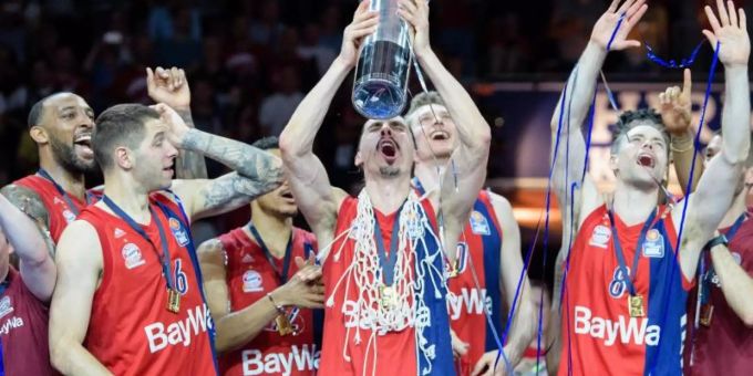 Die Basketballer des FC Bayern München feiern ihren fünften Meistertitel. Foto: Matthias Balk Die Basketballer des FC Bayern München feiern ihren fünften Meistertitel. Foto: Matthias Balk
