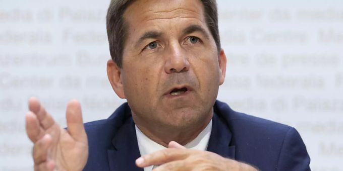 Bundeskanzler Walter Thurnherr erklärt das weitere Vorgehen nach der Aufhebung der Abstimmung über die Heiratsstrafe. Den Fehler nehme der Bundesrat sehr ernst, sagte er. Bundeskanzler Walter Thurnherr erklärt das weitere Vorgehen nach der Aufhebung der Abstimmung über die Heiratsstrafe. Den Fehler nehme der Bundesrat sehr ernst, sagte er.
