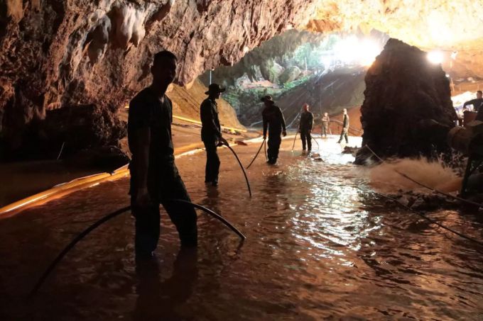Bei dem Höhlenunglück musste viel Wasser abgepumpt werden, um die Eingeschlossenen zu befreien. Thailand Höhle