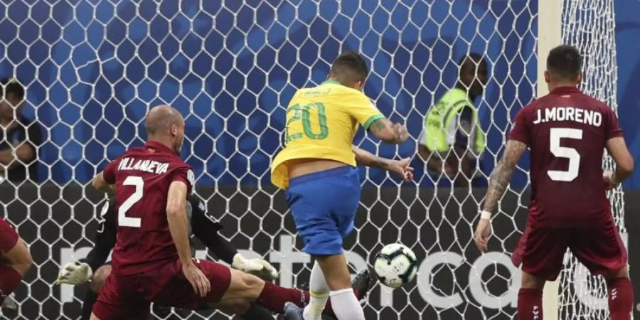 Brasiliens Roberto Firmino schiesst ein Tor gegen Venezuela, das der Schiedsrichter später annulliert. Foto: Ricardo Mazalan/AP