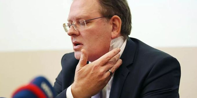 Wurde im November 2017 mit einem Messer angegriffen und am Hals verletzt: Andreas Hollstein, Bürgermeister von Altena. Foto: Oliver Berg/Archiv Wurde im November 2017 mit einem Messer angegriffen und am Hals verletzt: Andreas Hollstein, Bürgermeister von Altena. Foto: Oliver Berg/Archiv