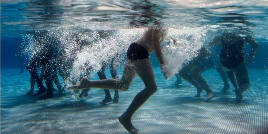 Kinder im Schwimmbad