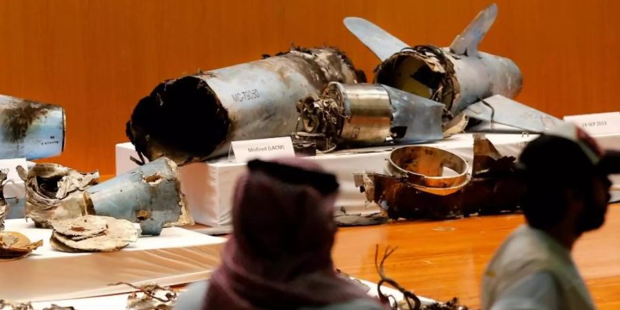 Das saudische Militär präsentiert bei einer Pressekonferenz Drohnen und andere Waffen, die laut dem saudischen Militärsprecher aus dem Iran stammen. Foto: Amr Nabil/AP