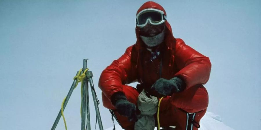 Reinhold Messner auf dem Gipfel des Mount Everest. Foto: Reinhold Messner