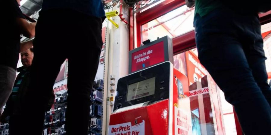 MediaMarkt testet in einem Pilotprojekt einen Automat zum Ankauf alter Handys. Der Wert des Handys wird in einer Geschenkkarte ausgezahlt. Foto: Lino Mirgeler/dpa