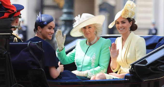 Camilla mit ihren Schwiegertöchtern Meghan und Kate. Prinz Harry
