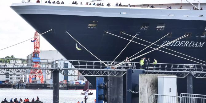 Aktivisten blockieren Kreuzfahrtschiff