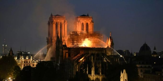 Feuer in Notre-Dame Mitte April Feuer in Notre-Dame Mitte April