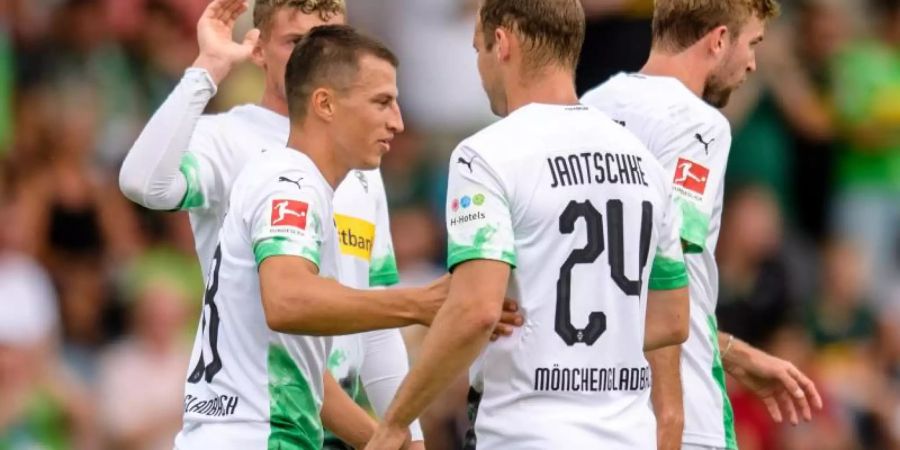 Gladbach-Torschütze Stefan Lainer (l) wird von seinen Mitspielern gefeiert. Foto: Matthias Balk