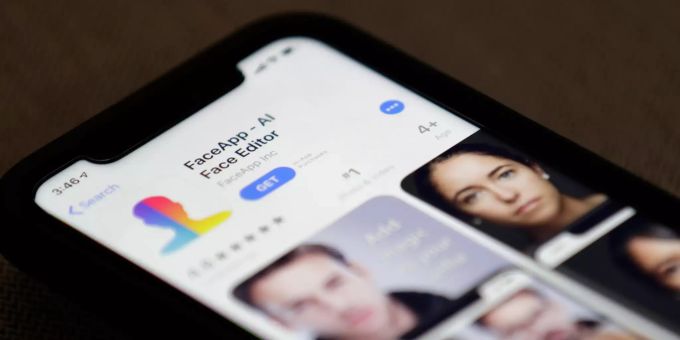 «FaceApp» begeistert mit seinen Alterungseffekten Tausende Menschen. Doch wie viele Rechte haben Nutzer noch an den eigenen Bildern? FaceApp