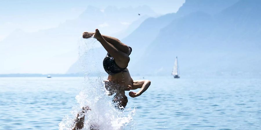 Bleibt auch in den nächsten Tagen angesagt: Abkühlung im See, hier im Genfersee in Vevey.