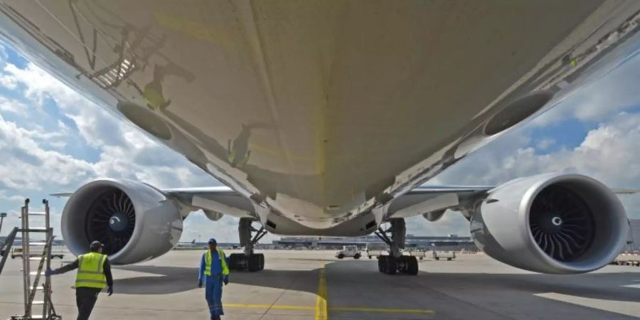 Eine Boeing 777 wird auf das Vorfeld des Frankfurter Flughafens für den nächsten Flug vorbereitet. Der Konzern hat den Zeitplan des Entwicklungsprogramms für die Variante 777-8 geändert.